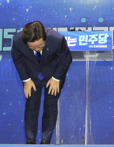 이재명 더불어민주당 신임 당대표가 28일 서울 송파구 올림픽공원 체조경기장에서 열린 민주당 제5차 정기전국대의원대회에서 당대표로 선출된 뒤 당대표 수락연설에 앞서 인사하고 있다.(뉴시스)