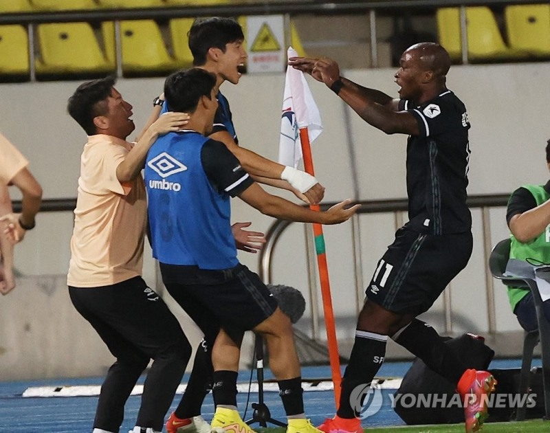 (성남=연합뉴스) 28일 경기도 성남시 탄천종합운동장에서 열린 '하나원큐 K리그 1' 성남FC와 수원FC의 경기. 골을 넣은 성남FC 팔라시오스가 기뻐하고 있다