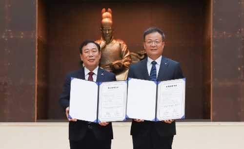 KT&G와 세종특별자치시가 세종미래산업단지 내 인쇄공장을 설립하기 위해 지난 26일 MOU를 체결했다. 사진은 백복인 KT&G 대표이사(오른쪽)와 최민호 세종특별자치시장(왼쪽)이 MOU 체결 후 기념사진을 촬영하는 모습.