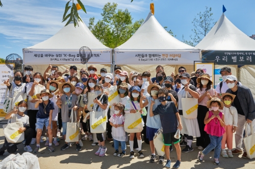 지난 28일 반포 한강공원에서 'K-Bag 프로젝트, 한강 쓰담쓰담' 행사에 참여한 시민이 자녀와 함께 플로깅을 하고 있다.