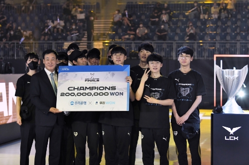 우리은행(은행장 이원덕)이 지난 28일 강릉 아레나에서 ‘우리은행과 함께하는 2022 LCK 서머 결승전’ 우승팀인 GEN.G에게 시상을 실시했다. 우리은행 개인/기관그룹 박완식 부행장(앞줄 왼쪽에서 첫번째)과 우승팀 GEN.G 선수단이 시상 후 기념촬영을 하고 있다. / 사진제공=우리은행