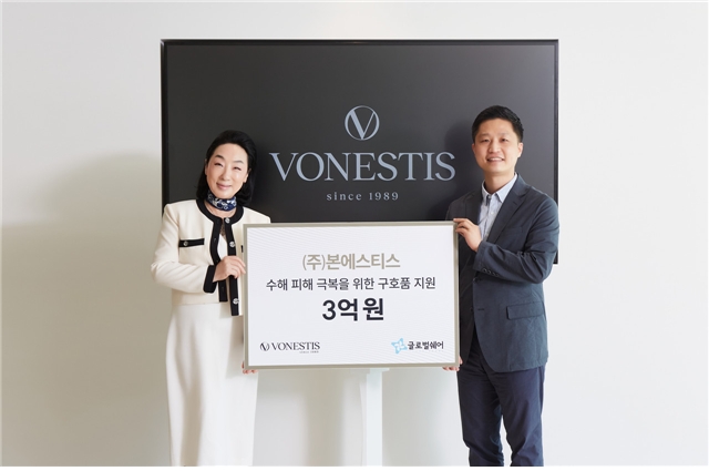 (좌)본에스티스 한도숙 대표, (우)글로벌쉐어 고성훈 대표가 구호품 지원 전달식을 하고 있다.