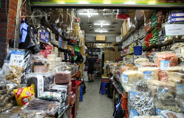 28일 오후 경기 수원영동시장의 제수용품 전문점이 추석을 앞두고도 한산한 모습을 보이고 있다.(사진=김형운 기자)