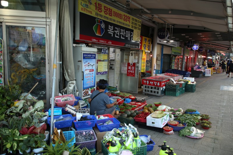 28일 오후 경기 수원 지동시장의 야채코너에서 손님을 기다리는 상인이 채소를 다듬고 있다.(사진=김형운 기자)