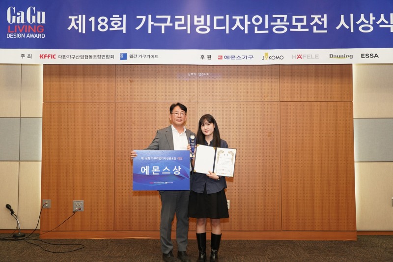 에몬스 이범석 상무(왼쪽), 수상자 심성은(오른쪽)