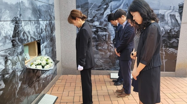 이천호국원 직원들의 헌화 및 참배 장면. (사진=이천호국원)