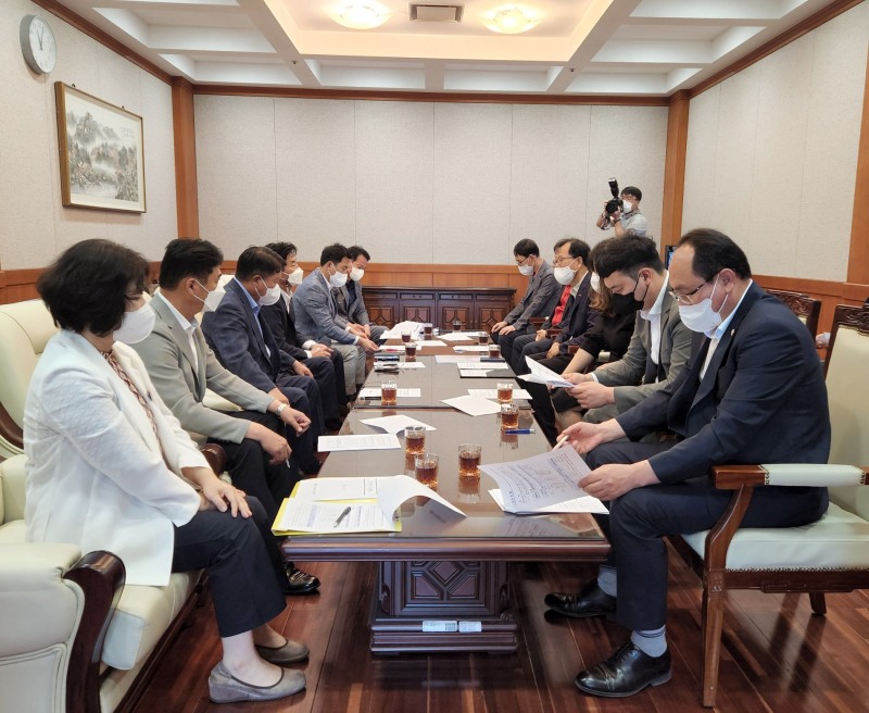 무안국제공항 활성화 위한 기관사회단체 간담회 모습 (사진제공 = 무안군)