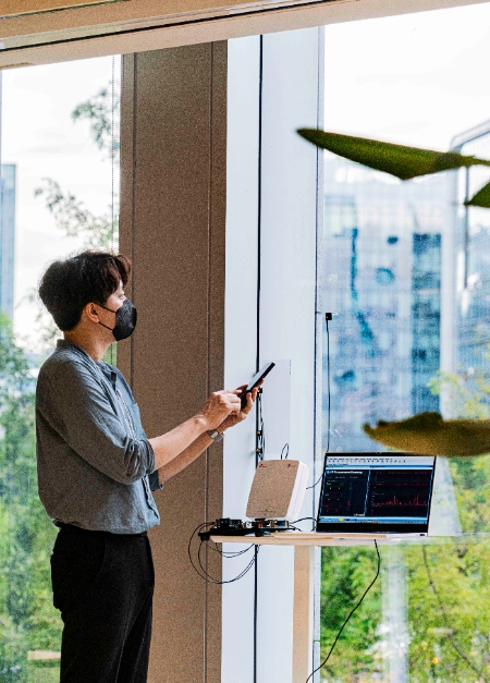 SK텔레콤이 초경량 투명 안테나 분야 연구개발을 선도하며 건물 내부와 대중교통수단 안에서의 이동통신 품질 강화에 나섰다. 사진은 SK텔레콤 판교사옥에서 연구원들이 5G 데이터 모뎀용 투명안테나 및 고주파 대역용 RIS 성능을 검증하는 모습. (사진 = SK텔레콤 제공)