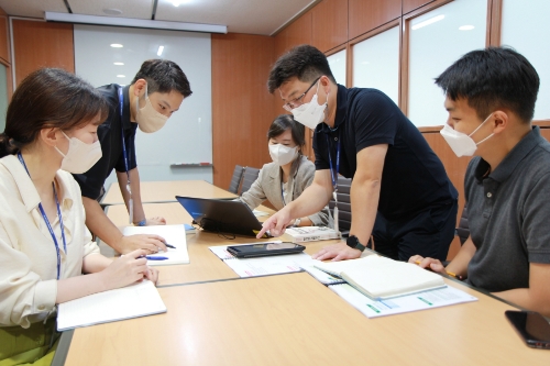 우리은행(은행장 이원덕)은 30일부터 직원들의 창의적 아이디어를 바탕으로 실제 사업화를 추진하는 ‘2022 Great Challenge Award 혁신아이디어 공모전’ 을 개최한다. 직원들이 혁신 아이디어 공모를 위한 회의를 진행하고 있다./ 사진제공=우리은행