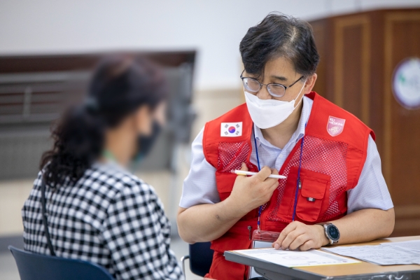고려대안산병원 재활의학과 김동휘 교수가 환자를 진찰하고 있는 모습.