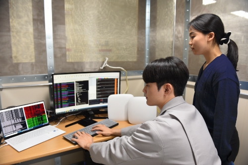 삼성전자 임직원들이 이음5G 전용 장비의 성능을 검증하고 있다.