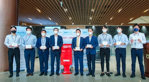 오른쪽부터 다섯 번째 홍명종 준법감시인, 여섯 번째 조상진 IT부문 부행장. / 사진제공=NH농협은행