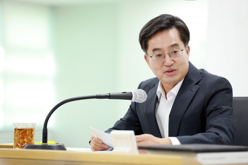 김동연 경기도지사가 31일 오전 도정열린회의를 주재하며 정부의 지역화폐 예산 삭감에 대한 유감을 밝히고 있다.(사진=경기도)
