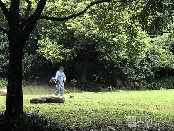 추석연휴전한남성이벌초를하고있다.