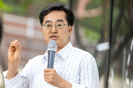 김동연 경기도지사가 지난 5월 경기도지사 선거유세에서 경기도민들의 편의 증진과 수출확대를 위해 경기국제공항 추진계획을 밝히고 있다.(비욘드포스트 자료사진)