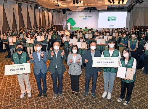 '해피무브 더 그린 수료식'에서 우수팀 단원들과 노점환 한국관광공사 본부장(사진 왼쪽 두 번째부터), 현대차그룹 양진모 부사장, 손영임 국립공원공단 이사, 현대차그룹 이병훈 상무 등 관계자들이 기념 촬영을 하는 모습