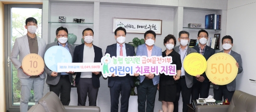 이재식 농협중앙회 부회장(왼쪽에서 네번째)과 김용택 전국금융산업노동조합 NH농협지부 위원장(〃다섯번째)이 31일 서울 중구 농협중앙회 본관에서 열린 '범농협 임직원 급여끝전 기부운동 모금액 1차 전달식'에 참석하여 임직원들의 자율적인 참여로 모은 기부금 1200만원을 관리협의회를 통해 뇌전증 투병 어린이 가정에 전달하였다.