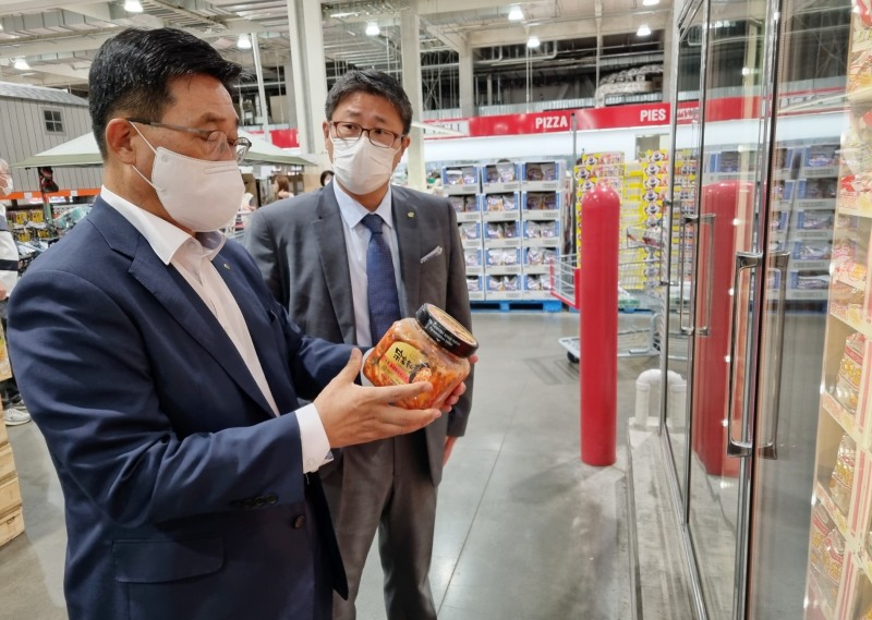 일본 교토 소재 대형유통업체 방문 현장 사진, 한국농수산식품유통공사 김춘진 사장(좌측)/사진제공=농수산식품유통공사