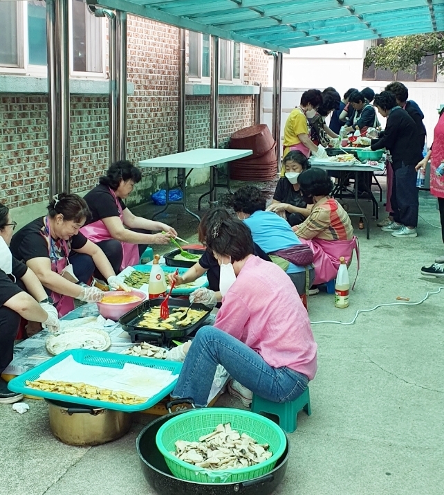 정읍시 여성단체협의회가 저소득층 가구를 위해 모듬전을 만들고 있다. (사진제공 = 정읍시)