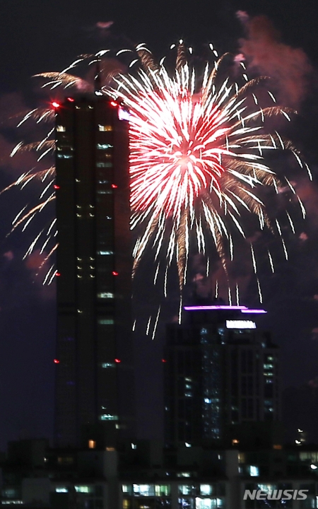 서울세계불꽃축제를 개최하는 한화는 오는 10월 8일 불꽃축제를 개최한다고 31일 밝혔다. 사진은 지난 2019년 10월 5일 서울세계불꽃축제가 열린 여의도한강공원 일대에서 63빌딩 뒤 편으로 불꽃이 피어오르고 있는 모습. (사진 = 뉴시스)