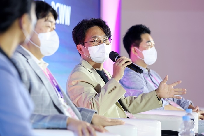 이상백 에이스토리 대표가 'BCWW 2022'에서 발표를 하고 있다. 한국콘텐츠진흥원 제공