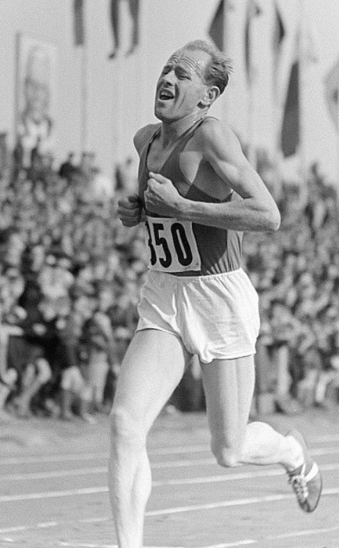 얼굴을 찡그리고 헐떡이면서 달리는 특이한 스타일 때문에 '인간기관차'라는 별명을 갖게 된 에믹 자토펙. 그는 1952년 헬싱키올림픽 육상 5000m, 10000m, 마라톤에서 3관왕을 차지했다. 