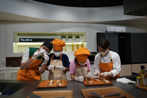 지난 8월 29일(월), CJ제일제당센터 ‘CJ더키친’에서 진행된 ‘쿠킹 클래스’에 참여한 다문화 아동들이 유튜버 윤쭈꾸, CJ엠디원 신지은 쉐프와 함께 추석음식을 만들고 있다.