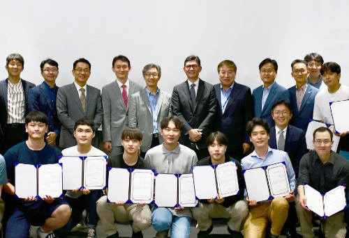 현대중공업그룹이 서울대학교 스마트 오션 모빌리티 석박사 학생들에게 장학 증서를 수여했다