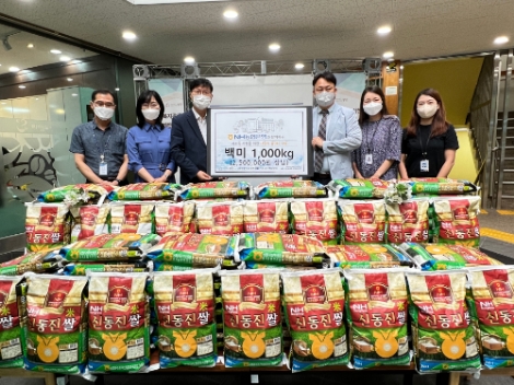 '저소득 가정을 위한 사랑의 쌀 전달식' 기념 촬영 / 사진제공=양재종합사회복지관