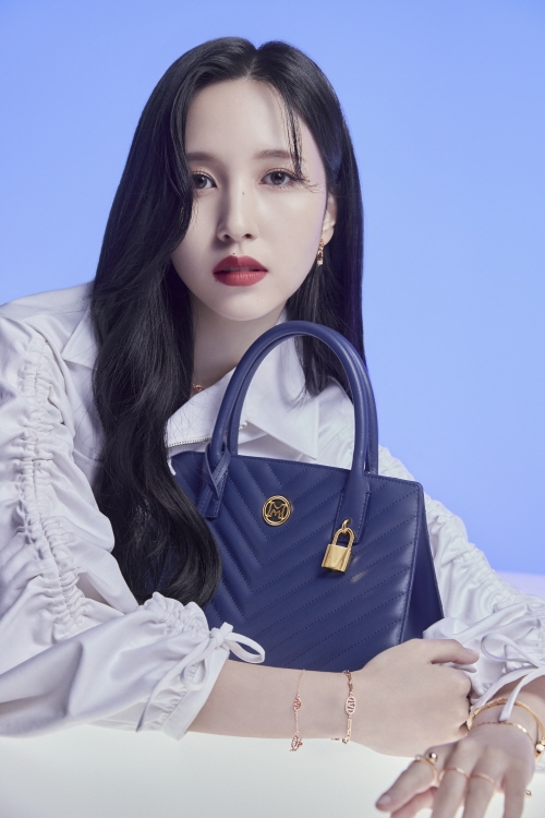 ‘Talk that Talk’ 트와이스 미나, 메트로시티 뉴 토트 캠페인서 매혹 눈빛 발사