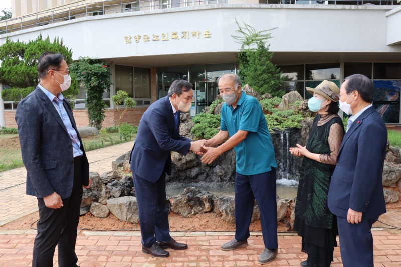 이병노 담양군수가 사회복지시설 위문 방문을 하고 있다. (사진제공 = 담양군)