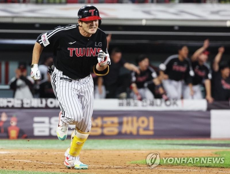 (수원=연합뉴스)1일 경기도 수원케이티위즈파크에서 열린 2022 KBO리그 프로야구 LG 트윈스와 kt wiz의 경기. 9회초 2사 주자 2, 3루에서 LG 이형종이 2타점 안타를 치고 1루로 달리고 있다.