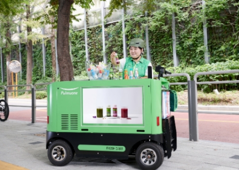 풀무원녹즙 모닝스텝(녹즙 배달원)이 고객에게 판매할 제품을 준비하고 있다.