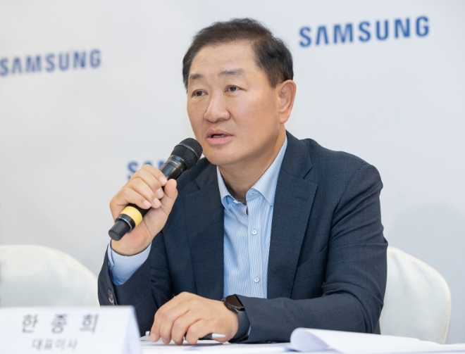 한종희 삼성전자 부회장은 1일(현지시간) 독일 베를린에서 열리고 있는 ‘IFA 2022’에서 국내 기자 간담회를 열고 올해를 스마트싱스 대중화 원년으로 삼겠다는 뜻을 밝혔다. 사진은 국내 기자간담회에서 발언하고 있는 삼성전자 DX부문장 한종희 부회장의 모습. (사진 = 삼성전자 제공)