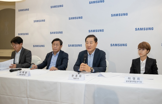 한종희 삼성전자 부회장은 1일(현지시간) 독일 베를린에서 열리고 있는 ‘IFA 2022’에서 국내 기자 간담회를 열고 올해를 스마트싱스 대중화 원년으로 삼겠다는 뜻을 밝혔다. 사진은 기자간담회에 참석한 한 부회장(오른쪽에서 두번째)과 이재승 생활가전사업부장인 이재승(왼쪽에서 두번째) 사장, 삼성전자 영상디스플레이사업부 전략마케팅팀장 성일경(맨 왼쪽) 부사장,  삼성전자 글로벌마케팅센터장 이영희(맨 오른쪽) 부사장의 모습. (사진 = 삼성전자 제공)