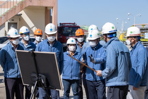 채희봉 가스공사 사장(오른쪽에서 세번째)이 지난 1일 인천 LNG 생산기지 집중안전점검을 직접 참관했다. / 사진제공=가스공사