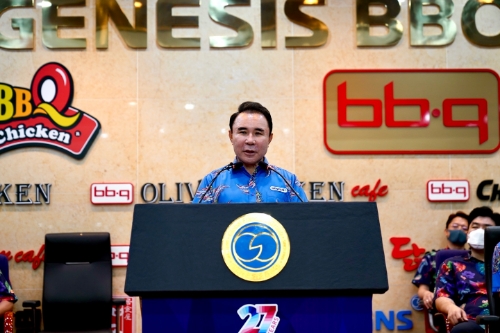 제너시스BBQ 그룹 윤홍근 회장이 창립 27주년 기념사를 연설하고 있다