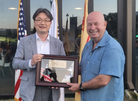 감사패 전달식에 참여한 매일유업 강준모 영양식본부장과 FMWR의 Keith W. Colbert 디렉터