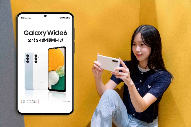 SK텔레콤은 30만 원대에 6.5인치 대화면을 탑재한 가성비 5G 스마트폰 ‘갤럭시 와이드6’를 2일부터 공식 온라인몰 T다이렉트샵과 오프라인 매장 T월드에서 단독 출시한다고 밝혔다. (사진 = SK텔레콤 제공)