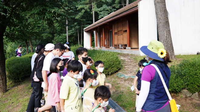 롯데건설은 지난달 국제구호개발 NGO인 굿피플과 함께 베트남 다문화가정 19가족 53명을 대상으로 ‘다문화 어울림 가족 캠프’를 진행했다고 2일 밝혔다. 사진은 ‘다문화 어울림 가족 캠프’에 참여한 다문화 가족들이 베트남 전통가옥에 대한 해설을 들으며 관람을 하고 있는 모습. (사진 = 롯데건설 제공)