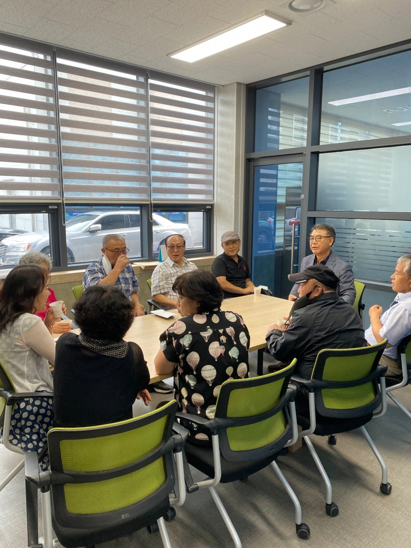 군산시 중앙동 관내 경로당 어르신과의 간담회 모습 (사진제공 = 군산시)