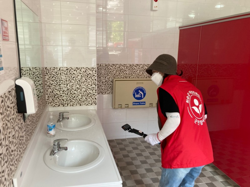 공중화장실 불법 카메라 단속 모습 (사진제공 = 화순군)