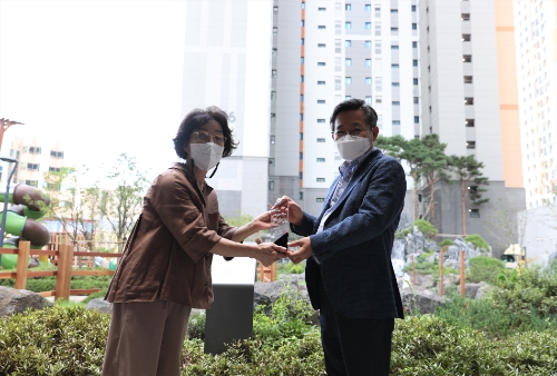 정명희 강남아파트 재건축 정비사업 조합장(왼쪽)이 2일 김헌동 SH공사 사장에게 감사패를 전달하고 있다. / 사진 제공=서울주택도시공사