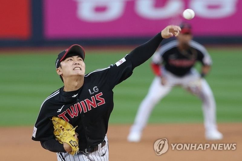 (수원=연합뉴스) 2일 경기도 수원케이티위즈파크에서 열린 2022 프로야구 KBO리그 LG 트윈스와 kt wiz의 경기. 1회말 LG 선발투수 김윤식이 역투하고 있다.