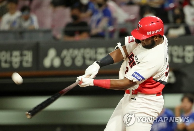 (광주=연합뉴스) 2일 광주기아챔피언스필드에서 열린 프로야구 2022 KBO리그 삼성 라이온즈와 KIA 타이거즈의 경기에서 KIA 5회말 무사 1, 2루에서 소크라테스가 2루 주자를 3루로 진루시키는 우익수 희생플라이를 날리고 있다.