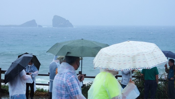 제11호 태풍 '힌남노' 간접영향으로 비가 내리는 지난 2일 오후 제주 서귀포시 대정읍 송악산에 우산을 쓴 관광객들이 걸어가고 있다.