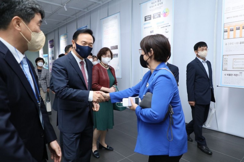 임태희 경기도교육감이 콘퍼런스를 마친뒤 학부모와 인사를 나누고 있다.(사진=경기도교육청)