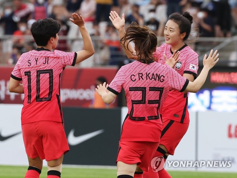 (화성=연합뉴스) 3일 오후 경기도 화성종합경기타운 주 경기장에서 열린 여자 축구 국가대표팀 친선전 한국과 자메이카의 경기. 골을 넣은 한국 최유리가 동료들과 기뻐하고 있다.