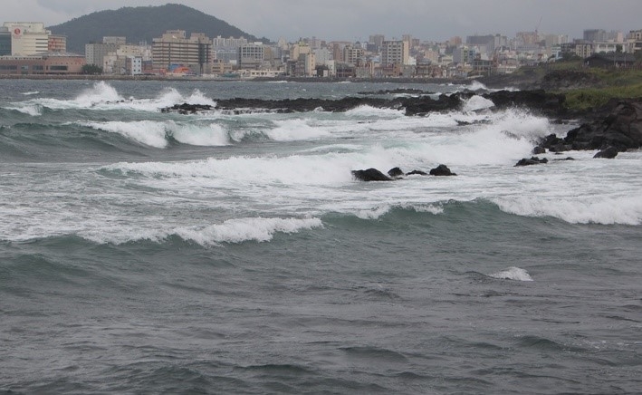제11호 태풍 '힌남노'(HINNAMNOR)가 북상하고 있는 가운데 지난 3일 오후 제주시 용담 해안도로 인근 바다에 하얀 물결이 출렁이고 있다.