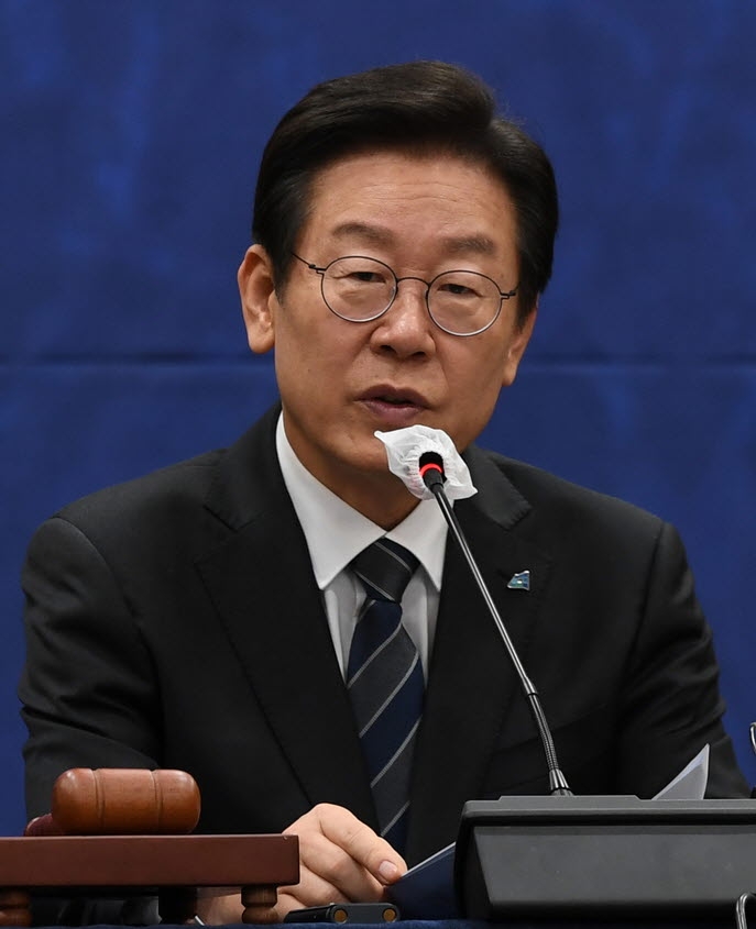 이재명 더불어민주당 대표가 2일 오전 광주 서구 김대중컨벤션센터 2층에서 열린 최고위원회의에서 발언하고 있다.(뉴시스)